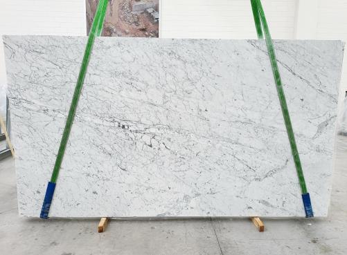 Supply honed slabs 0.8 cm in natural marble BIANCO CARRARA VENATINO 1711. Detail image pictures 