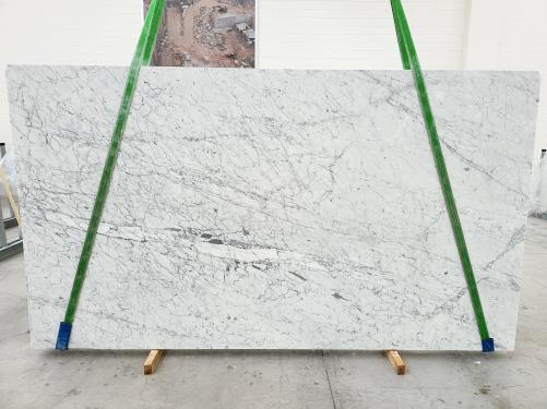 Supply honed slabs 0.8 cm in natural marble BIANCO CARRARA VENATINO 1711. Detail image pictures 