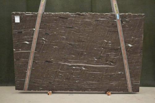 Supply polished slabs 0.8 cm in natural granite BROWN SILK 2622. Detail image pictures 