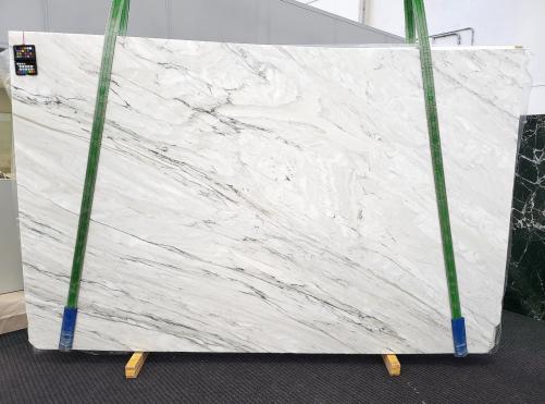 Supply honed slabs 1.2 cm in natural marble CALACATTA CREMO 1927. Detail image pictures 