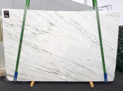 Supply honed slabs 3 cm in natural marble CALACATTA CREMO 1927. Detail image pictures 