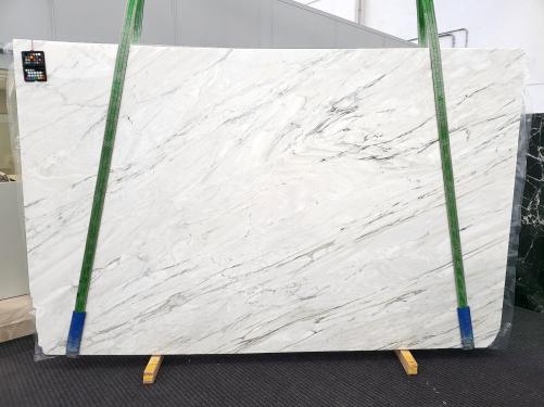 Supply honed slabs 3 cm in natural marble CALACATTA CREMO 1927. Detail image pictures 