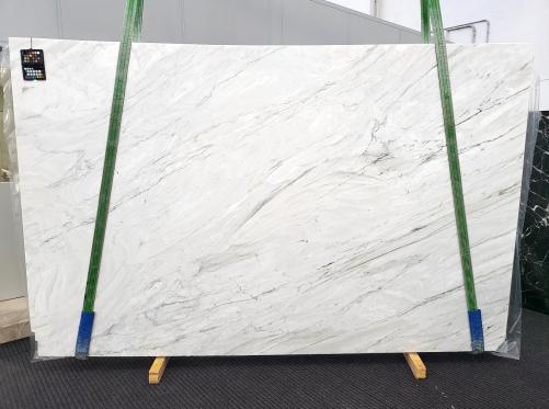 Supply honed slabs 1.2 cm in natural marble CALACATTA CREMO 1927. Detail image pictures 