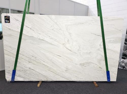 Supply honed slabs 3 cm in natural marble CALACATTA CREMO 1948. Detail image pictures 