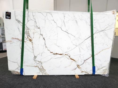 Supply honed slabs 0.8 cm in natural marble CALACATTA EXTRA 1904. Detail image pictures 