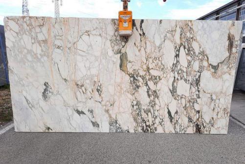 Supply sawn slabs 0.8 cm in natural marble CALACATTA FIORITO Z0422. Detail image pictures 