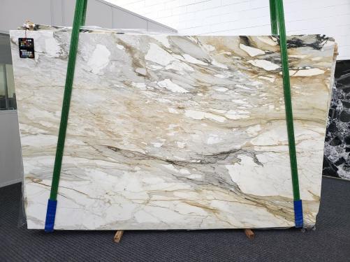 Supply honed slabs 0.8 cm in natural marble CALACATTA MACCHIAVECCHIA 1946. Detail image pictures 
