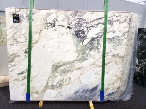 Supply honed slabs 0.8 cm in natural marble CALACATTA MONET 1897. Detail image pictures 