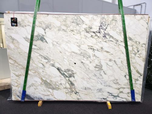 Supply honed slabs 0.8 cm in natural marble CALACATTA MONET 1897. Detail image pictures 