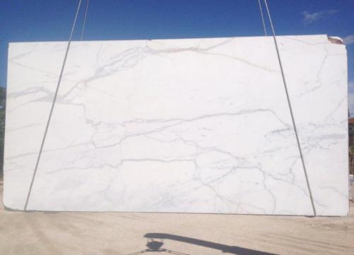 Supply rough slabs 1.2 cm in natural marble CALACATTA ORO EXTRA 1776. Detail image pictures 