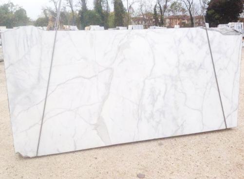 Supply honed slabs 1.2 cm in natural marble CALACATTA 1766. Detail image pictures 