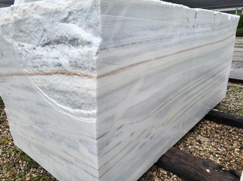 Supply sawn blocks 0.8 cm in natural Dolomite COVELANO FILETTO ORO D0564. Detail image pictures 