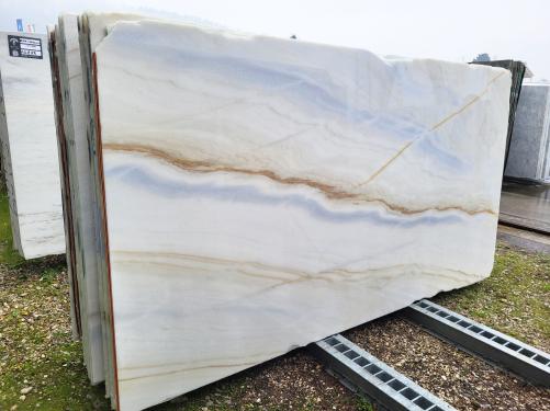 Supply polished slabs 0.8 cm in natural Dolomite COVELANO FILETTO ORO D0571. Detail image pictures 