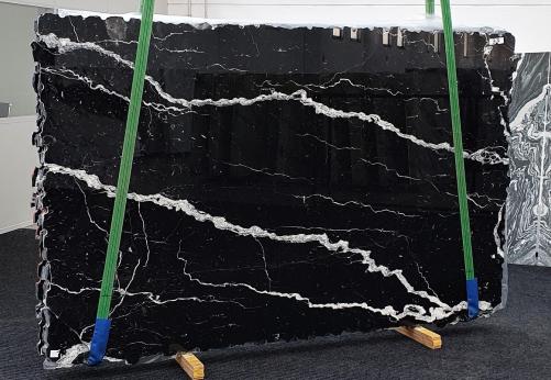 Supply polished slabs 0.8 cm in natural marble NERO MARQUINA 1394. Detail image pictures 