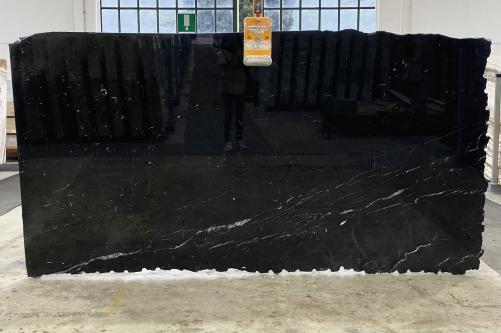 Supply polished slabs 0.8 cm in natural marble NERO MARQUINA DL0110. Detail image pictures 