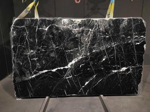 Supply diamondcut slabs 0.8 cm in natural marble NERO MARQUINA 2057. Detail image pictures 