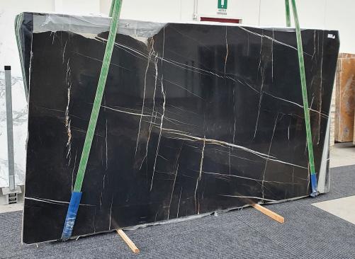 Supply honed slabs 0.8 cm in natural marble SAHARA NOIR 1414. Detail image pictures 