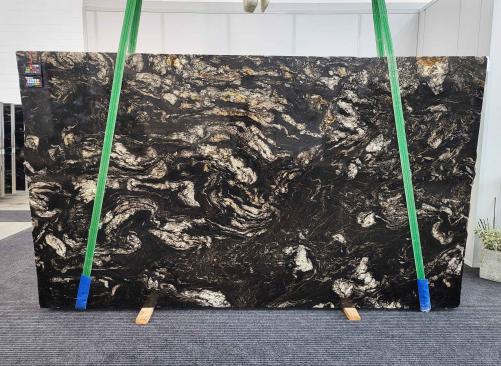 Supply sawn slabs 1.2 cm in natural granite TITANIUM GOLD 1870. Detail image pictures 