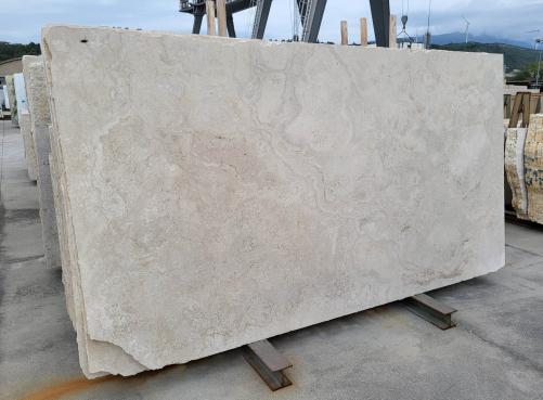 Supply honed slabs 1.2 cm in natural travertine TRAVERTINO CLASSICO D0078. Detail image pictures 