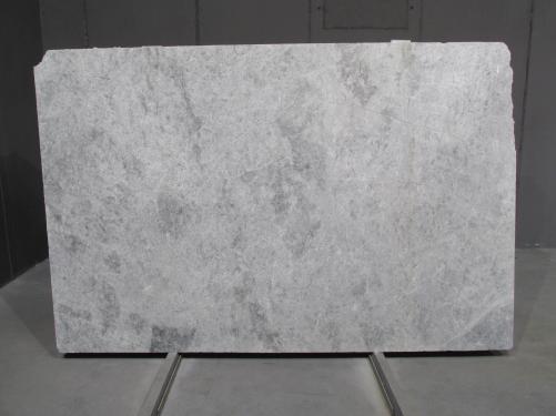 Supply honed slabs 0.8 cm in natural marble TUNDRA GREY 1726M. Detail image pictures 