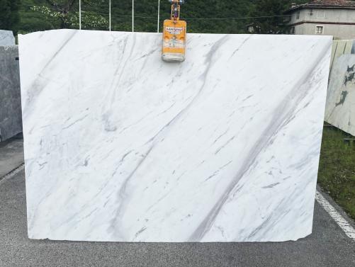 Supply honed slabs 0.8 cm in natural marble VOLAKAS DL0132. Detail image pictures 